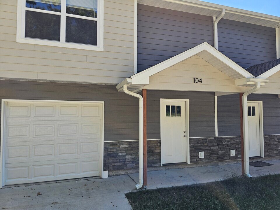 104 Crystal Springs Rd in Linn Creek, MO - Building Photo