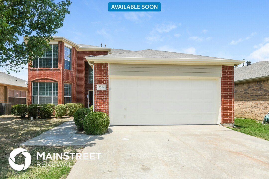 2524 Tar Heel Dr in Fort Worth, TX - Building Photo