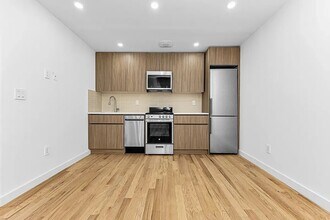 104 Bayard St in New York, NY - Building Photo - Building Photo