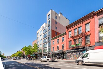 977 Manhattan Ave in Brooklyn, NY - Foto de edificio - Building Photo