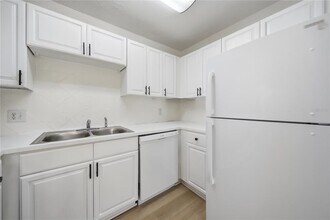 13690 Orange Sunset Dr in Tampa, FL - Building Photo - Building Photo