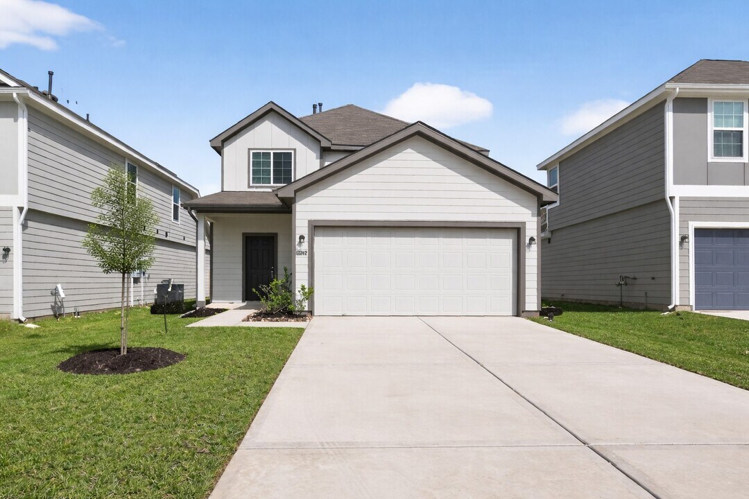 13312 Burbot Dr in Shenandoah, TX - Building Photo