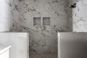 1612 Woodview Dr in Alvarado, TX - Foto de edificio - Building Photo