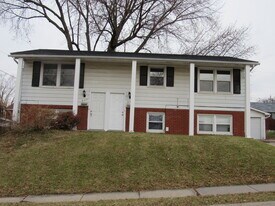 930 Pius Ln, Unit 932 in Bettendorf, IA - Building Photo
