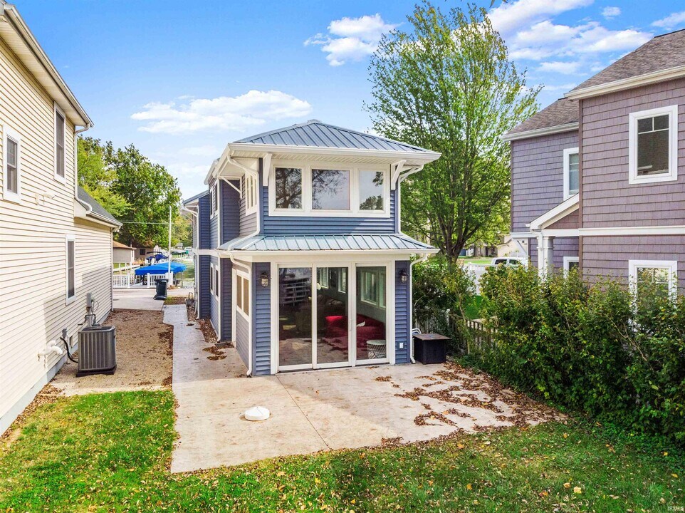 8081 Rosella St in Syracuse, IN - Building Photo