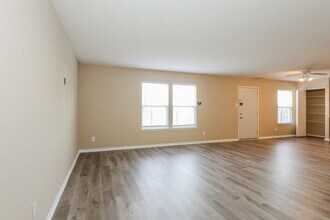 2371 Summerwood Ln in Greenwood, IN - Foto de edificio - Building Photo