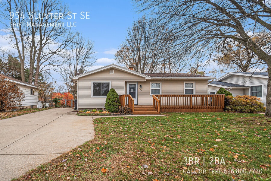 954 Sluyter St SE in Kentwood, MI - Building Photo