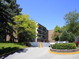 40 Sunrise Ave in Toronto, ON - Building Photo