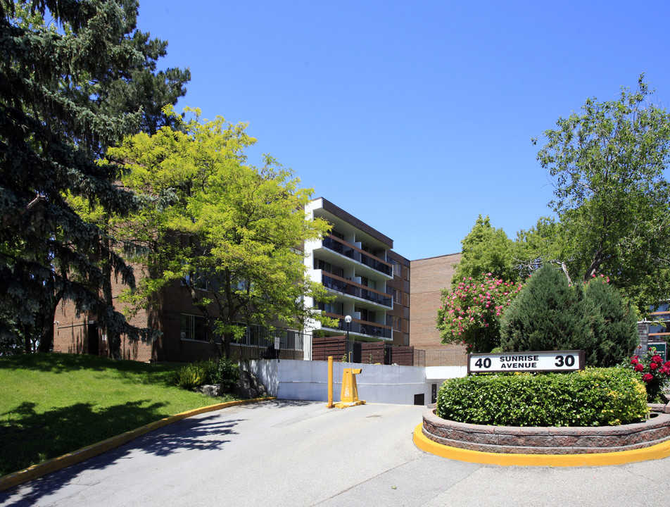 40 Sunrise Ave in Toronto, ON - Building Photo