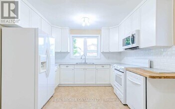 22 Rozell Rd in Toronto, ON - Building Photo - Building Photo