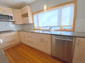 2 Drummond Pl, Unit 2 in Cambridge, MA - Building Photo - Building Photo