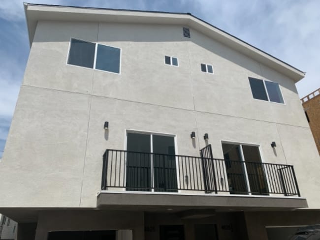 4825-4825 Riverton Ave in Los Angeles, CA - Foto de edificio - Building Photo