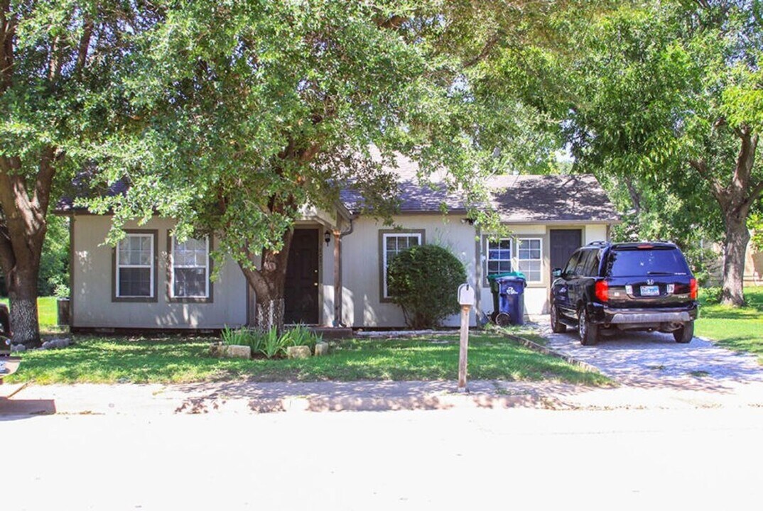 1608 McCormick St in Denton, TX - Building Photo