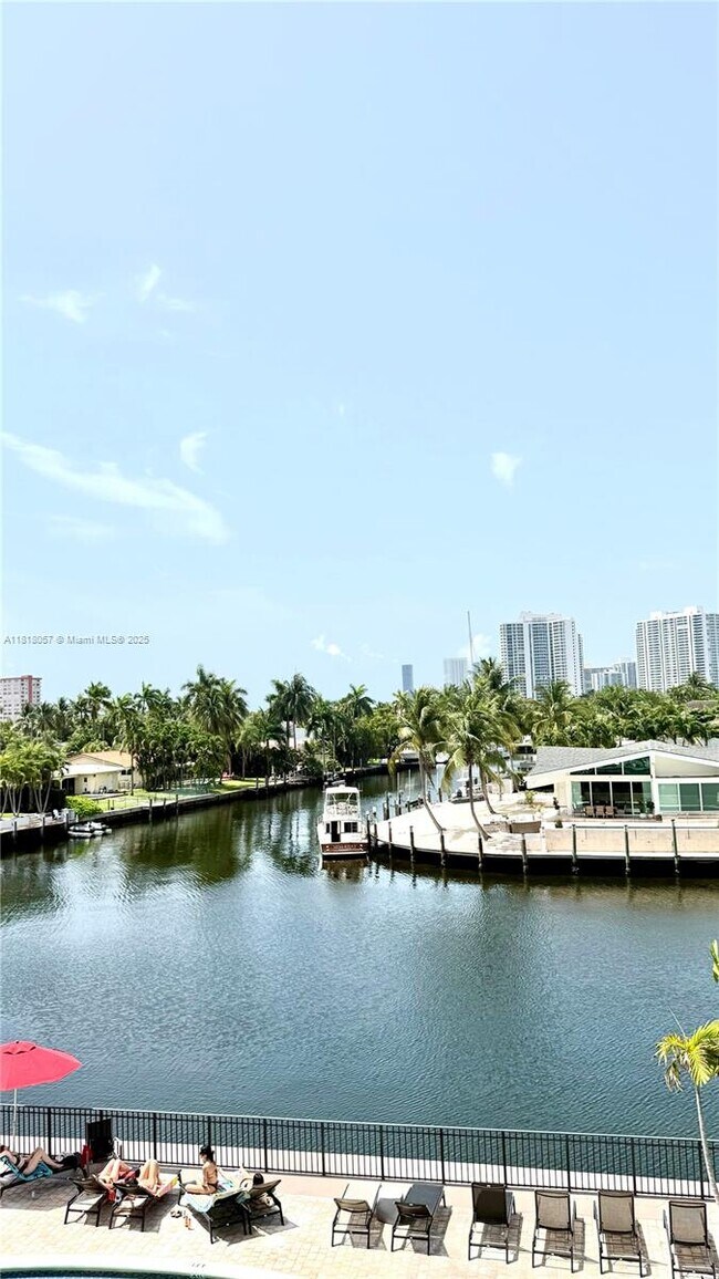 301 Golden Isles Dr in Hallandale Beach, FL - Building Photo - Building Photo