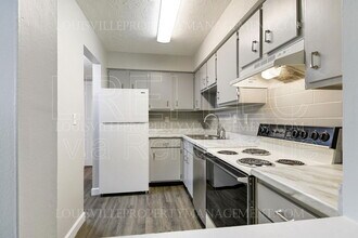 7096 Wildwood Cir in Louisville, KY - Building Photo - Building Photo