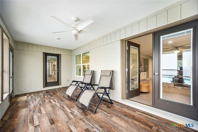property at 8 Las Brisas Pl