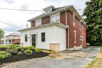 3223 Market St in Camp Hill, PA - Foto de edificio - Building Photo
