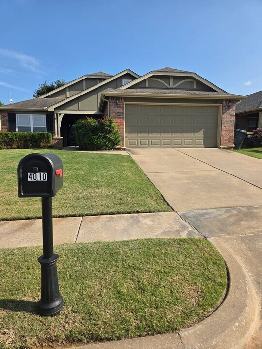 4010 W 103rd Pl S in Jenks, OK - Building Photo