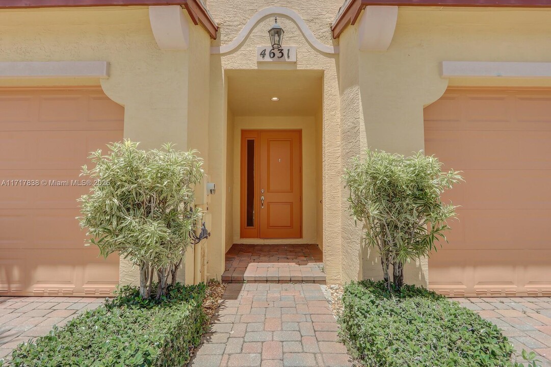 4631 Mediterranean Cir in Palm Beach Gardens, FL - Foto de edificio