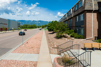 Fountain Oaks in Colorado Springs, CO - Foto de edificio - Building Photo