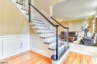 5 Hidden Valley Way in Franklin Township, NJ - Foto de edificio - Building Photo