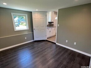 253 E 17th St in Huntington Station, NY - Building Photo - Building Photo