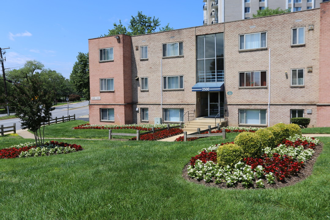 Queens Park Plaza Apartments in Hyattsville, MD - Building Photo