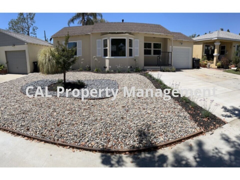 2125 N Screenland Dr in Burbank, CA - Building Photo