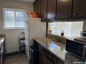208 Timber Ln in Canton, CT - Building Photo - Building Photo