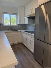 7934 Camino Huerta in San Diego, CA - Foto de edificio - Building Photo