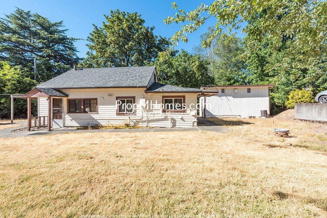 13522 SE Oatfield Rd in Milwaukie, OR - Building Photo