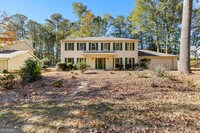 110 Lakeside Dr in Peachtree City, GA - Foto de edificio - Building Photo