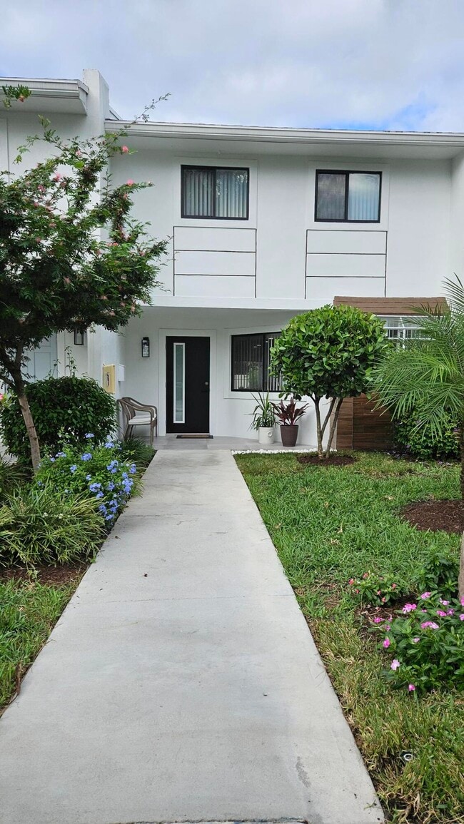 2575 Bessie St in Delray Beach, FL - Building Photo - Building Photo