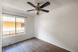 The Benezra Family Limited Partnership 2 LP in Reseda, CA - Foto de edificio - Building Photo