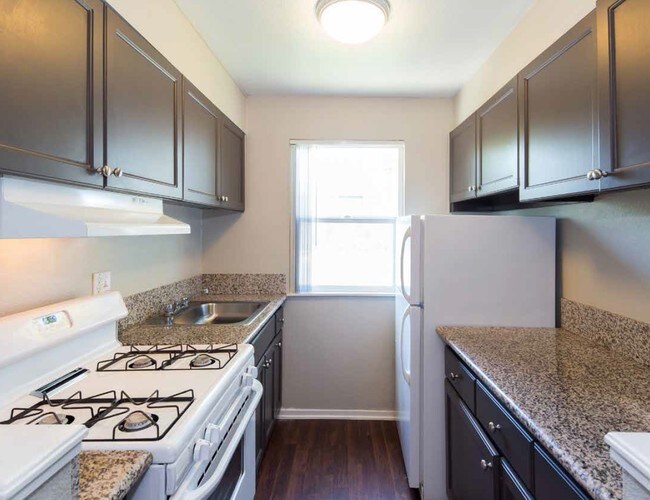 The Ridge at McClellan in North Highlands, CA - Foto de edificio - Interior Photo