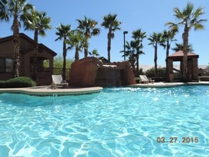 8250 N Grand Canyon Dr in Las Vegas, NV - Foto de edificio - Building Photo