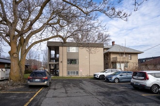 University Area Housing - Collegewood Place in Spokane, WA - Foto de edificio - Building Photo