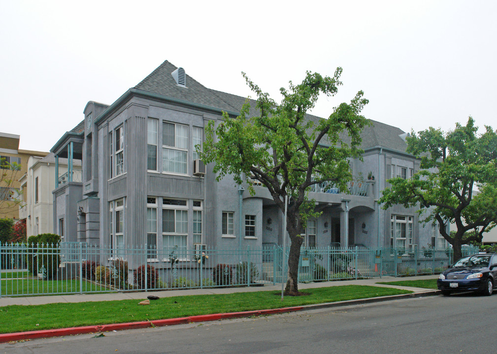 1000 S Holt Ave in Los Angeles, CA - Building Photo