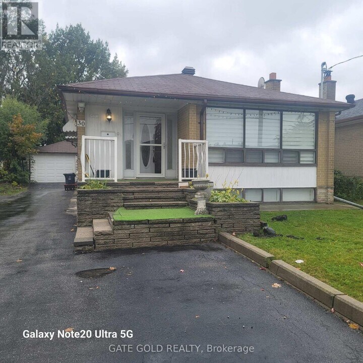 30 Benstrow Ave in Toronto, ON - Building Photo