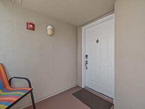 5900 Bahia Del Mar Cir N in St. Petersburg, FL - Building Photo - Building Photo