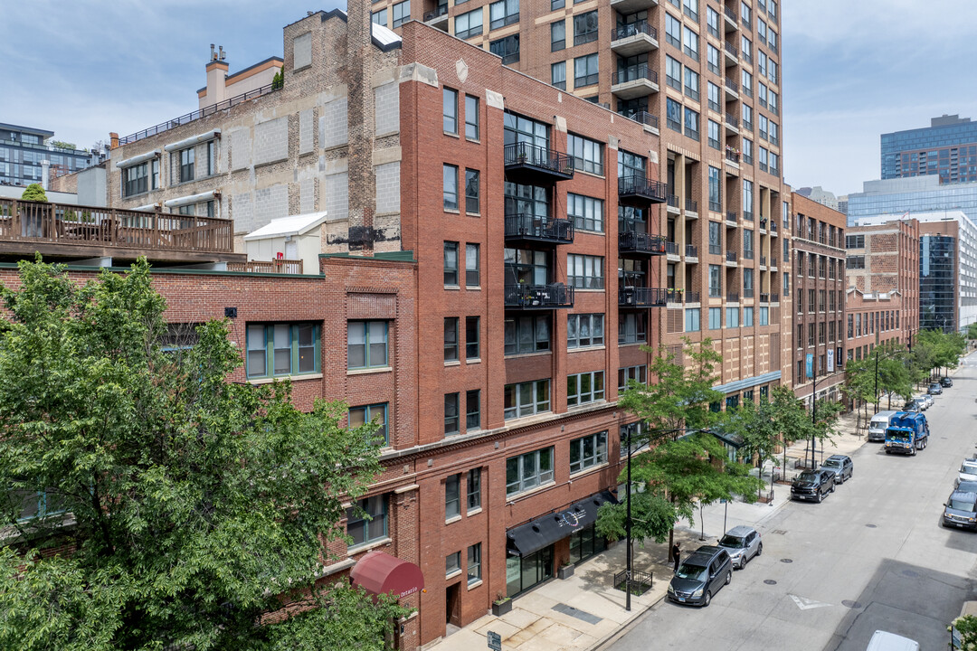 Gallery 400 in Chicago, IL - Building Photo