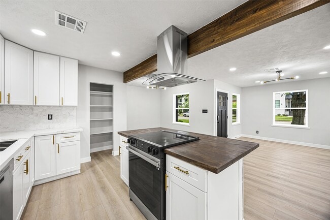 property at 4626 Holly St