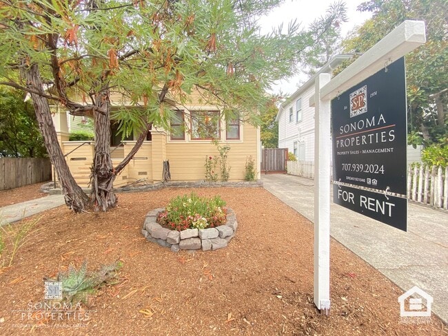 802 F St in Petaluma, CA - Foto de edificio - Building Photo