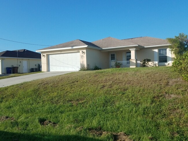 1043 Cedartree Ave in Lehigh Acres, FL - Building Photo - Building Photo
