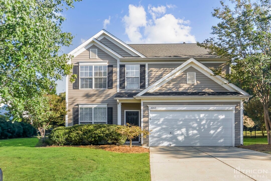 6163 Roseway Ct in Harrisburg, NC - Building Photo