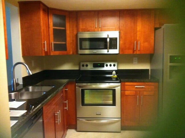 1821 NE 40th Ct, Unit 305 in Pompano Beach, FL - Building Photo - Building Photo