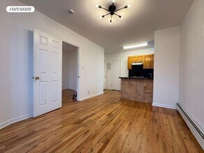 16-53 Weirfield St in Queens, NY - Foto de edificio - Building Photo