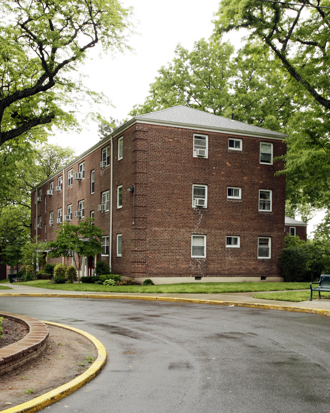 Teaneck Gardens in Teaneck, NJ - Building Photo - Building Photo