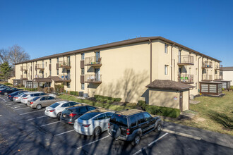 Sharon Woods Senior Village II in Columbus, OH - Foto de edificio - Primary Photo