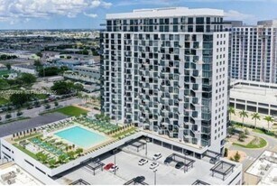 5300 Paseo Blvd in Doral, FL - Building Photo